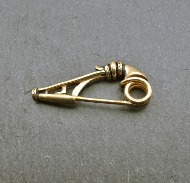 Keltische Vogellippen-Fibel aus Bronze mit geschlossener Nadel